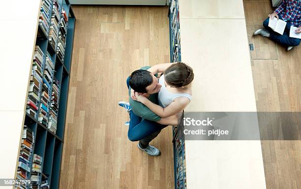 Secret Amantes No Liceu Biblioteca - Fotografias de stock e mais imagens de Livro - Livro, Mulheres Jovens, Sentado no Chão