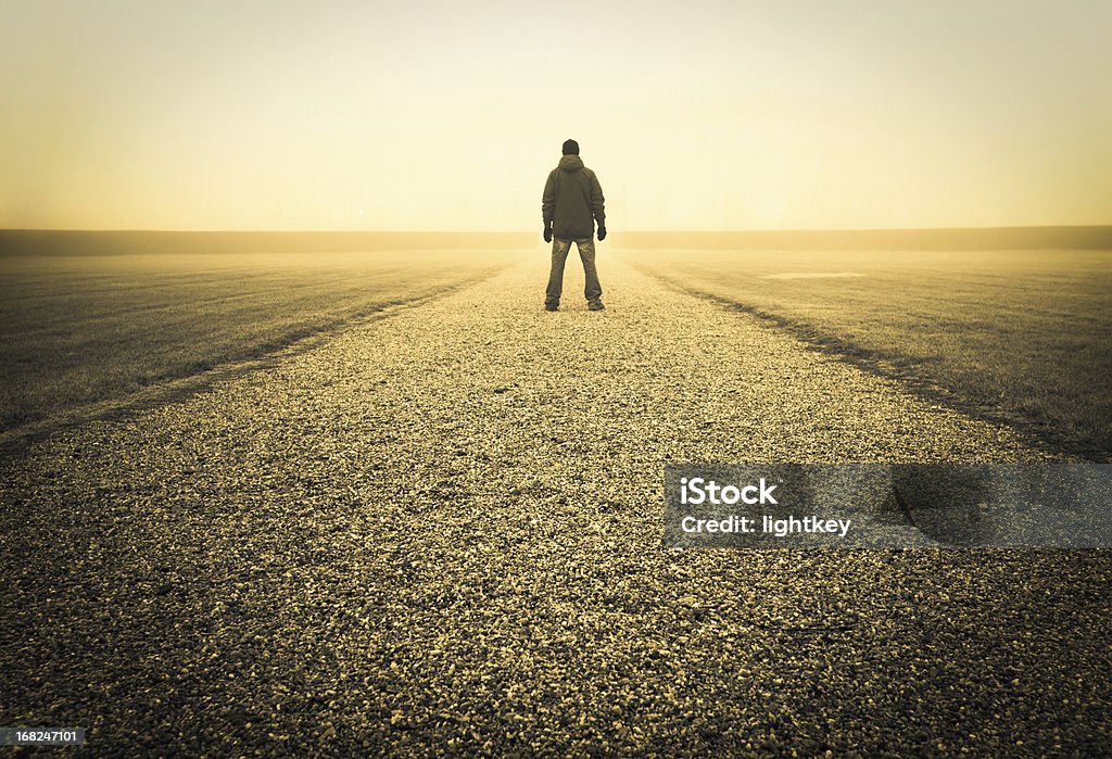 Homme perdu - Photo de Route à une voie libre de droits