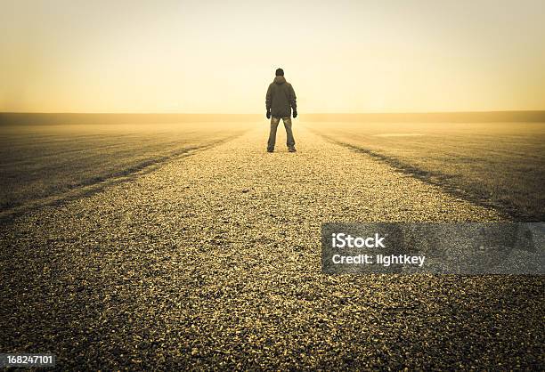 Uomo Perso - Fotografie stock e altre immagini di Sentiero di campagna - Sentiero di campagna, Sentiero, Persone