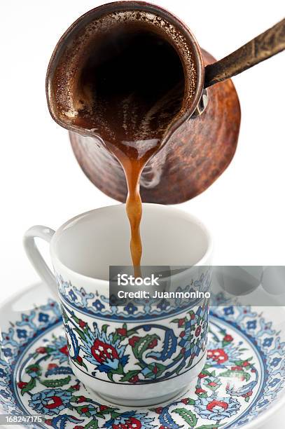 Podanie Turecki Kawy - zdjęcia stockowe i więcej obrazów Kawa po turecku - Kawa po turecku, Nalewać, Dżezwa