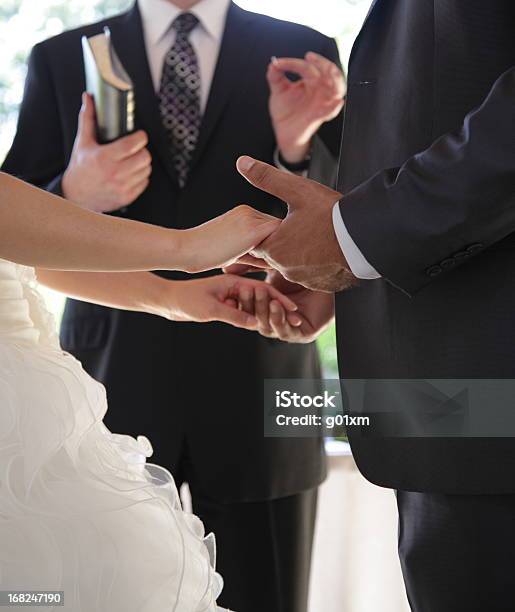 Ślub Pan Młody I Panna Młoda Trzyma Ręce - zdjęcia stockowe i więcej obrazów Biblia - Biblia, Pierścień - Biżuteria, Ceremonia