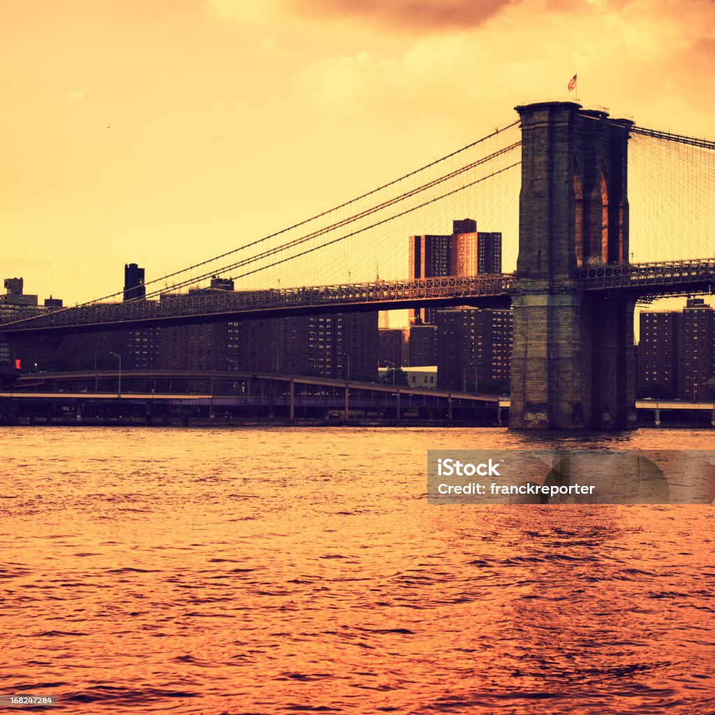 Williamsburg Bridge a Manhattan al tramonto-New York - Foto stock royalty-free di Acqua
