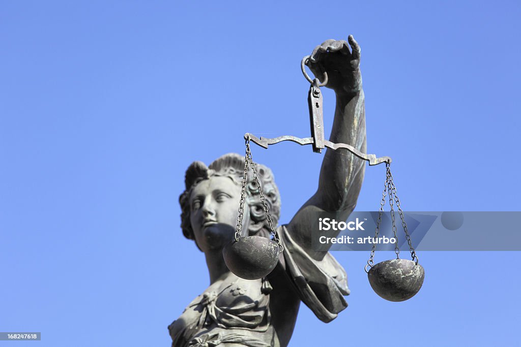 Un retrato de Lady justicia contra el cielo azul - Foto de stock de Derecho libre de derechos