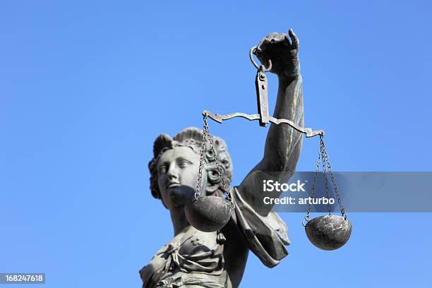 Lado Retrato De Justiça Contra Céu Azul - Fotografias de stock e mais imagens de Lei - Lei, Adulto, Advogado