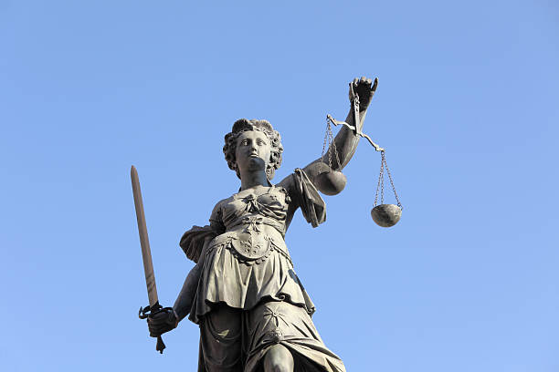 justice contre ciel bleu - justice law legal system statue photos et images de collection