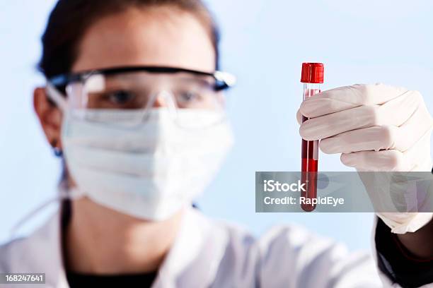Celem Młoda Kobieta Naukowiec Patrząc Na Próbce Krwi - zdjęcia stockowe i więcej obrazów Krwiodawstwo
