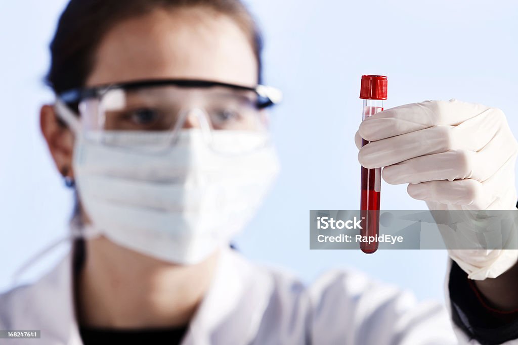 Intenção jovem fêmea cientista olha para amostras de sangue - Royalty-free Doação de Sangue Foto de stock