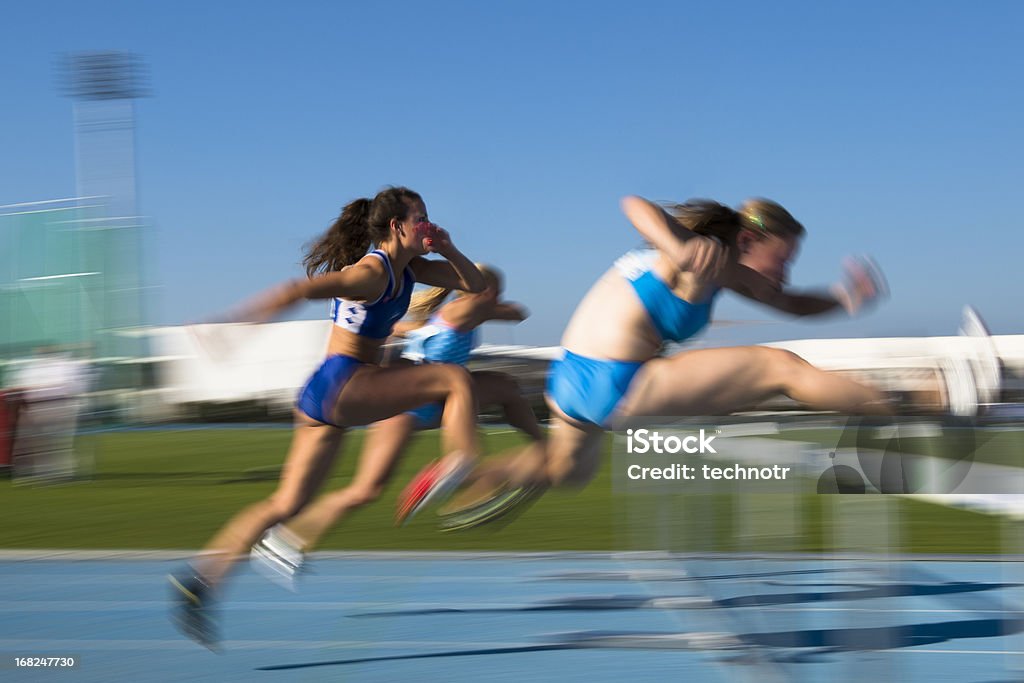 Mulheres jovens em obstáculo de corrida 100 m - Foto de stock de Obstáculo de Corrida royalty-free