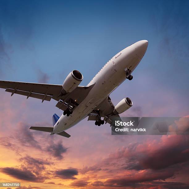 Flugzeug Landung Bei Sonnenuntergang Stockfoto und mehr Bilder von Abheben - Aktivität - Abheben - Aktivität, Flugzeug, Abenddämmerung