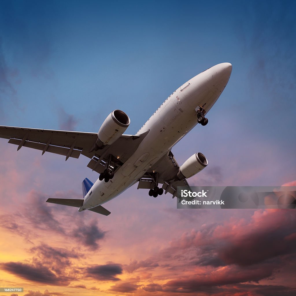 Avión aterrizando luz de la puesta de sol - Foto de stock de Avión libre de derechos