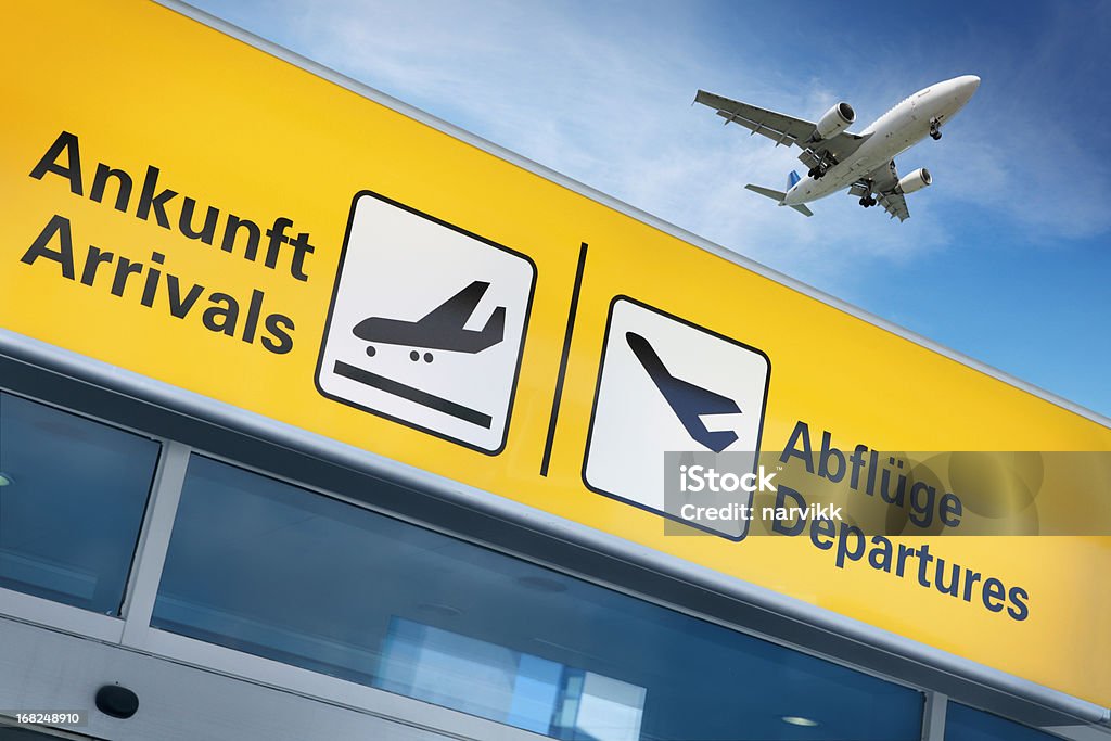 Flughafen terminal und fliegenden Flugzeug oben - Lizenzfrei Abheben - Aktivität Stock-Foto