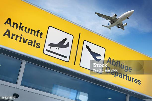 Flughafen Terminal Und Fliegenden Flugzeug Oben Stockfoto und mehr Bilder von Abheben - Aktivität - Abheben - Aktivität, Schild, Abschied