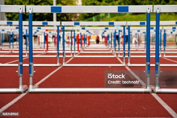 Foto de Obstáculos Pronto Para Corrida e mais fotos de stock de Corrida com barreira - Corrida com barreira, Obstáculo de Corrida, Atletismo