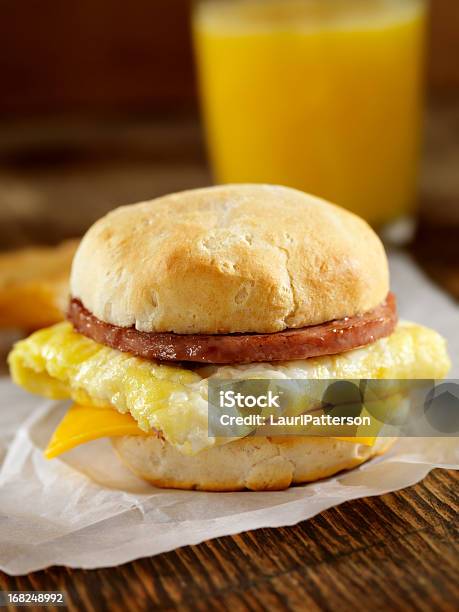 Photo libre de droit de Œufs De Saucisses Et De Sandwiches De Petit Déjeuner banque d'images et plus d'images libres de droit de Biscuit au babeurre