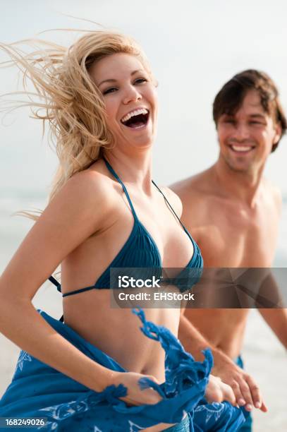 Молодая Пара Мужчина И Женщина Играет В Серфинга На Пляже — стоковые фотографии и другие картинки Бегать