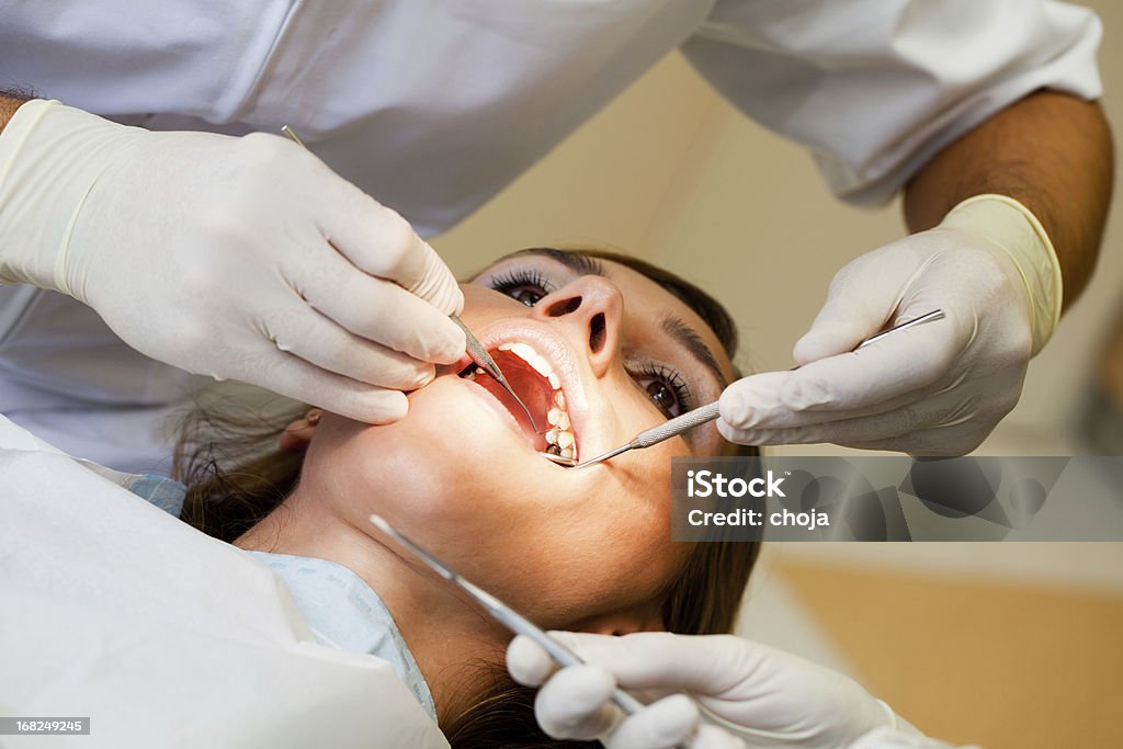 Urocza młodych kobiet u dentysty - Zbiór zdjęć royalty-free (Dentysta)