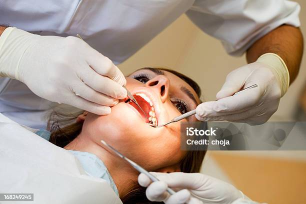 Urocza Młodych Kobiet U Dentysty - zdjęcia stockowe i więcej obrazów Dentysta - Dentysta, Dorosły, Fotel dentystyczny