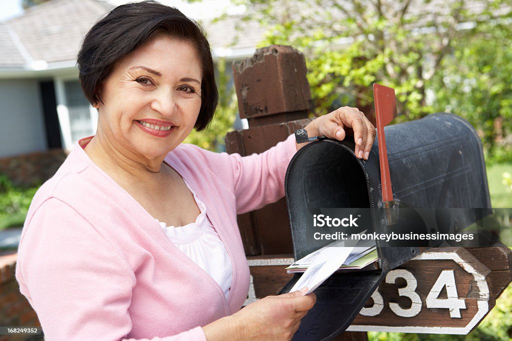 Alte Hispanic Frau, die Adresse - Lizenzfrei Briefkasten Stock-Foto