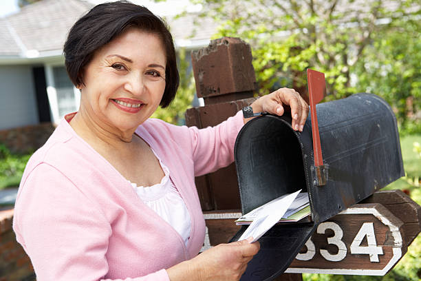ヒスパニックのチェックのメールボックス老人女性 - mail mailbox senior adult cheerful ストックフォトと画像