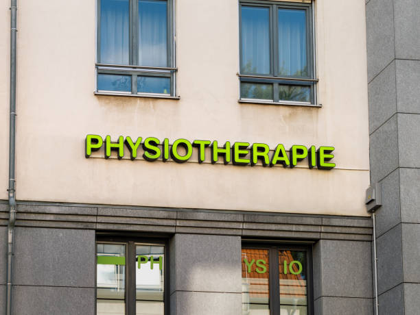 istock Physiotherapie (Physiotherapy) Sign on a Building 1682495613