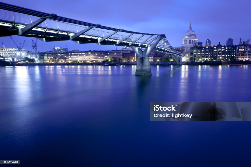 Millennium Bridge y la Catedral de St Paul's - Foto de stock de Imagen minimalista libre de derechos