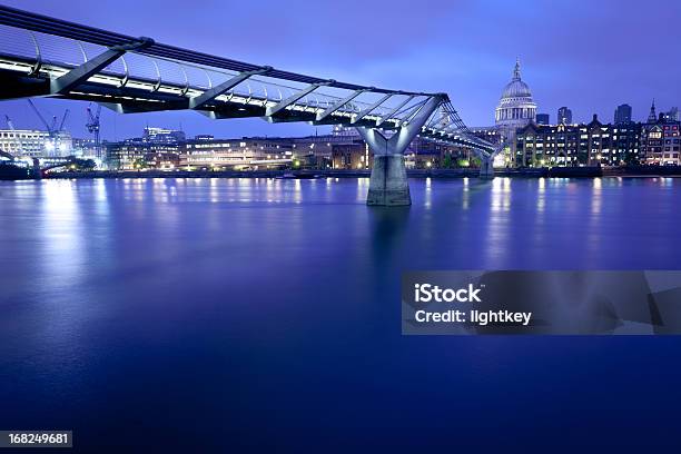 Millennium Bridge E La Cattedrale Di St Paul - Fotografie stock e altre immagini di Londra - Londra, Stile minimalista, Acqua