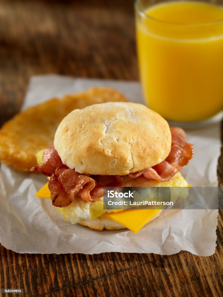 Panino di pancetta e uova per la colazione - Foto stock royalty-free di Alimentazione non salutare