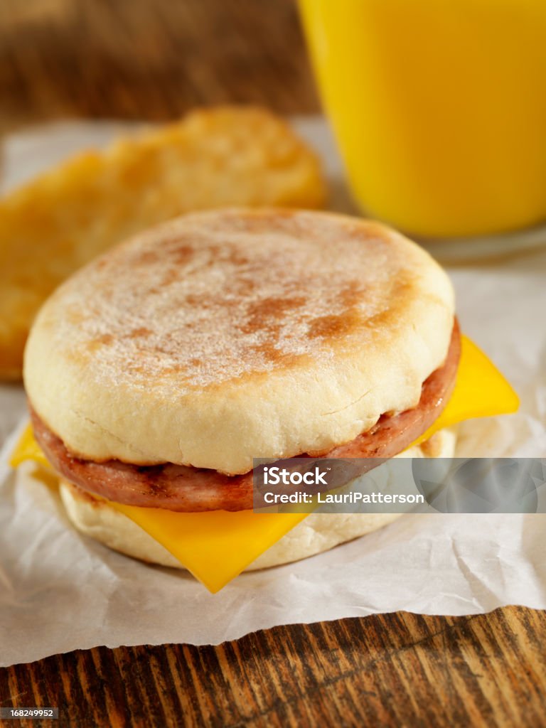 ソーセージとチーズの朝食のサンドイッチ - イングリッシュマフィンのロイヤリティフリーストックフォト