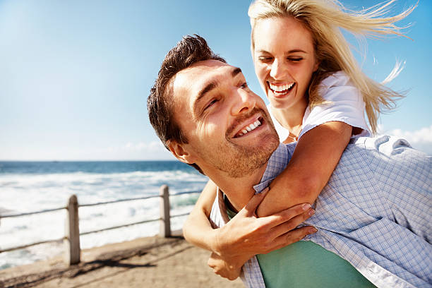 młoda para o wielki czas - beach couple satisfaction playing zdjęcia i obrazy z banku zdjęć