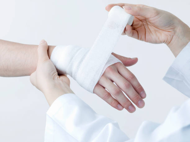 przyłożyć plaster z opatrunkiem - hand wrap zdjęcia i obrazy z banku zdjęć