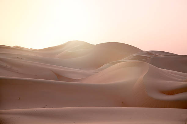 wüste sonnenuntergang - fog desert arabia sunset stock-fotos und bilder
