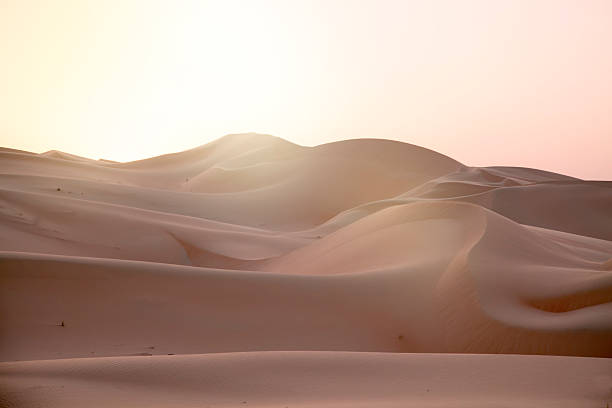 deserto tramonto - fog desert arabia sunset foto e immagini stock