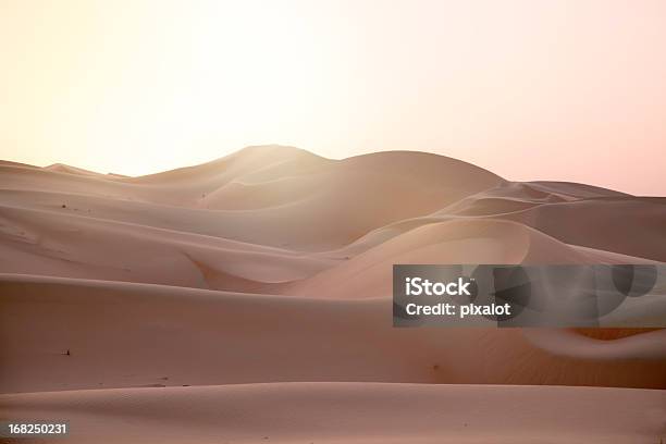 Foto de Pôrdosol No Deserto e mais fotos de stock de Deserto - Deserto, Esparso, Deserto australiano