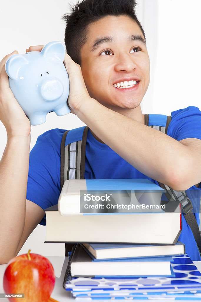 Hombre sonriente estudiante agitación alcancía - Foto de stock de Sacudir libre de derechos