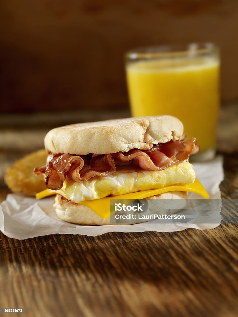 Sanduíche de ovo e Bacon - Foto de stock de Ovo royalty-free