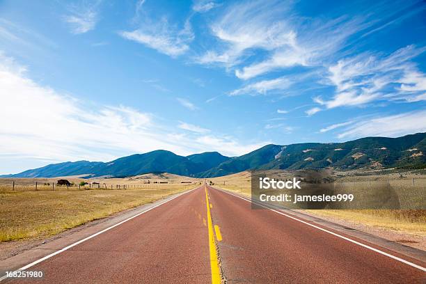 Photo libre de droit de Pays Autoroute Highway banque d'images et plus d'images libres de droit de Route - Route, Wyoming, Été