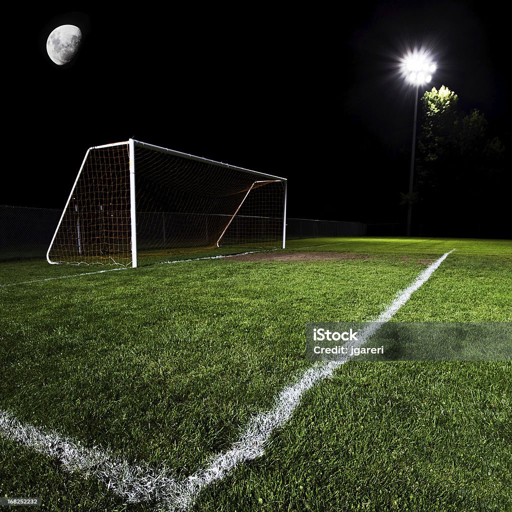 Gol de futebol e campo iluminado à noite - Foto de stock de Escuro royalty-free