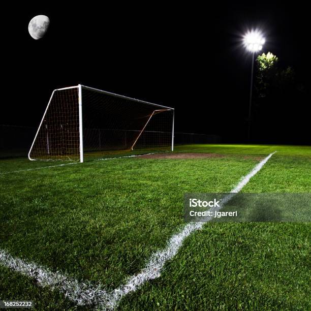 Foto de Gol De Futebol E Campo Iluminado À Noite e mais fotos de stock de Escuro - Escuro, Noite, Campo de Futebol