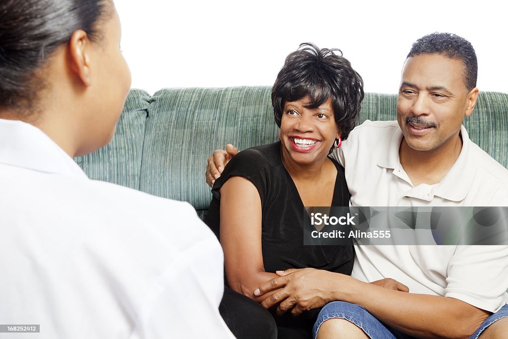 Afro-americano feliz casal pelo casamento counselor no branco - Foto de stock de Casal royalty-free