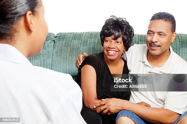 Foto de Afroamericano Feliz Casal Pelo Casamento Counselor No Branco e mais fotos de stock de Casal