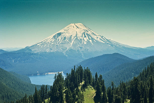 lago spirit y mount saint helens antes de la erupción - nature active volcano mt st helens volcano fotografías e imágenes de stock