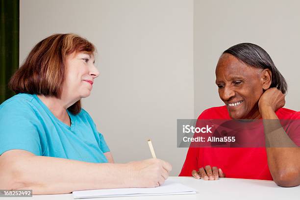 Foto de Assistente Social Mulher Com Afroamericano e mais fotos de stock de Entrevista - Evento - Entrevista - Evento, Terceira idade, Relaxamento