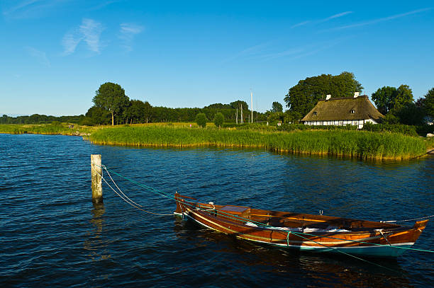 maison avec toit de chaume traditionnel bateau - schleswig photos et images de collection