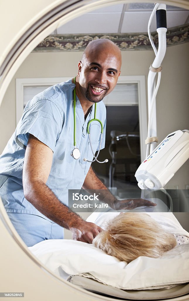 Trabalhador da Medicina preparar paciente para CT scan - Foto de stock de Tomografia Computadorizada royalty-free
