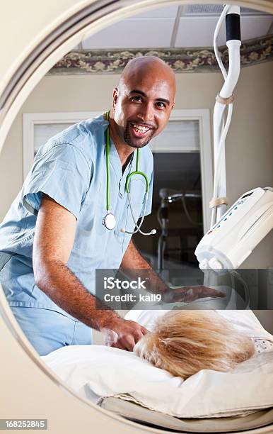 Foto de Trabalhador Da Medicina Preparar Paciente Para Ct Scan e mais fotos de stock de Tomografia Computadorizada