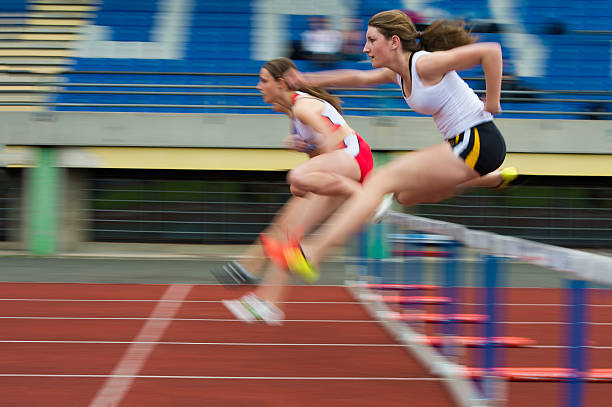 athlètes de course de seuil de 100 mètres carrés - sporting position vitality blurred motion strength photos et images de collection