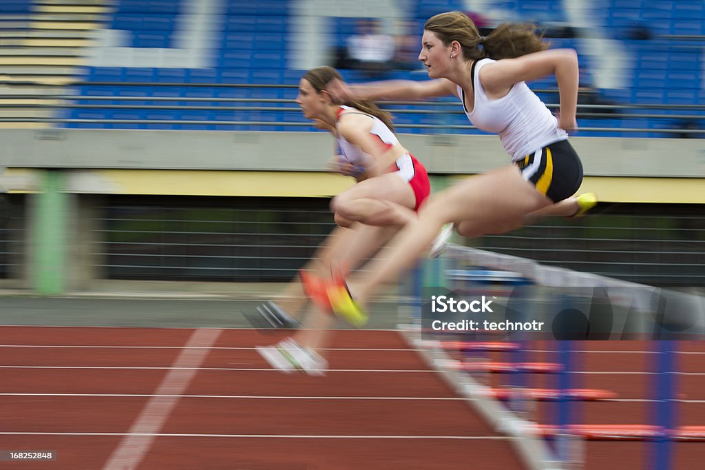 Female 참여 선수는 어린이에게 허들 레이스 100 m - 로열티 프리 허들 스톡 사진