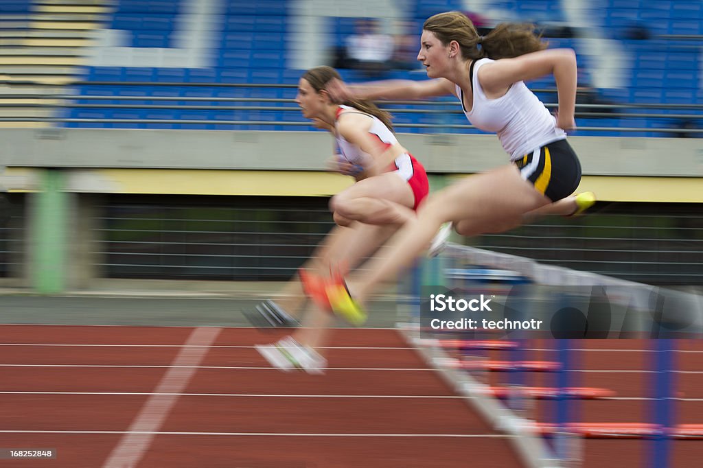 Obstáculo de Corrida de atletas do sexo feminino a 100 m - Royalty-free Obstáculo de Corrida Foto de stock