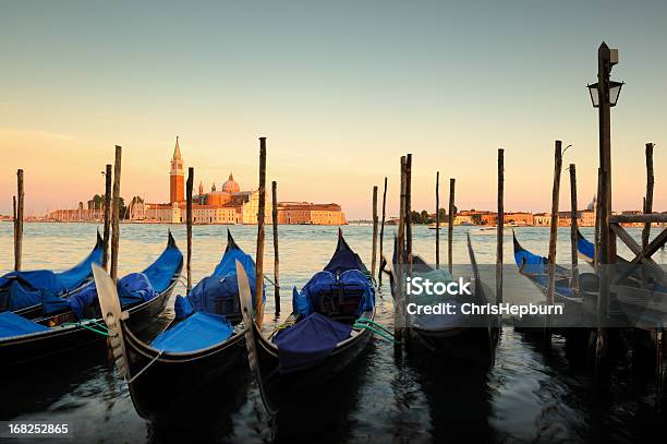 Gondolas Ao Pôr Do Sol Veneza Itália - Fotografias de stock e mais imagens de Anoitecer - Anoitecer, Ao Ar Livre, Bairro de São Marcos