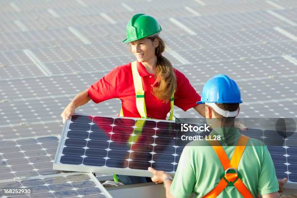 Futuro De Electricidade - Fotografias de stock e mais imagens de Painel Solar - Painel Solar, Engenheiro, Mulheres